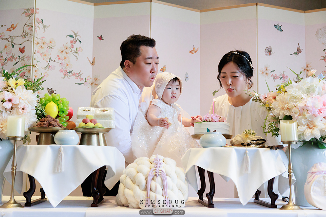 수원 라마다 돌잔치 사진-케익의 초를 불며 축하를 하는 엄마 아빠의 모습